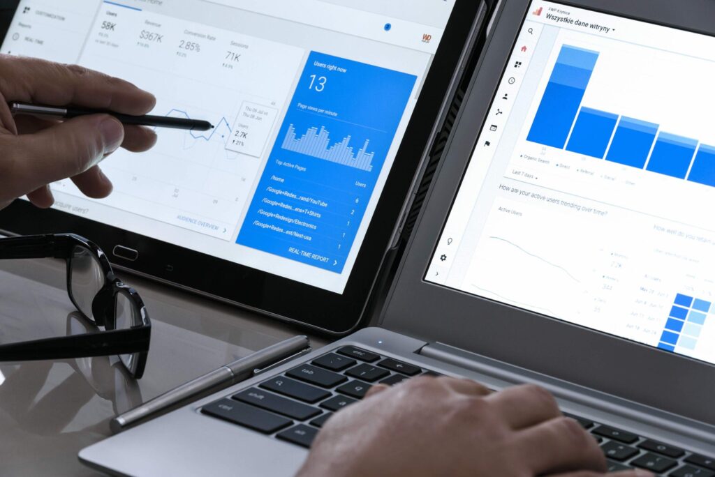Seuraa sivuston kävijäliikennettä ja hakukonesijoituksia työkaluilla, kuten Google Analytics ja Google Search Console